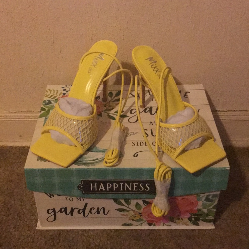 Brand New yellow lace up heels 7.5